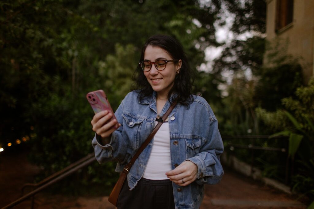 How Can I Tell If a Man Is Interested in My Text Messages?